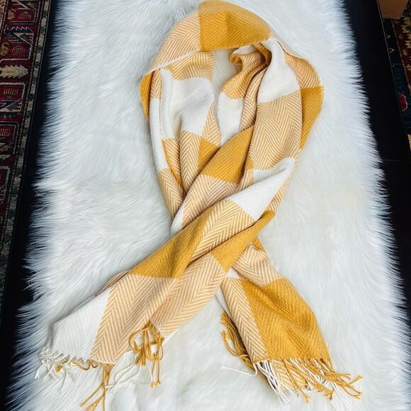 Banana Republic Factory Gold and Cream Blanket Scarf - Picture 3 of 4